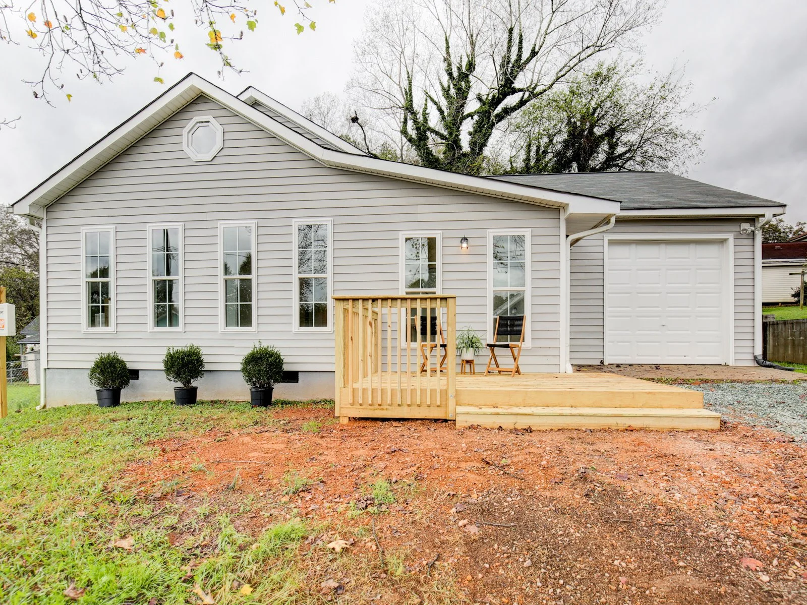 002_215_Ashe_St_Front_of_House.jpg
