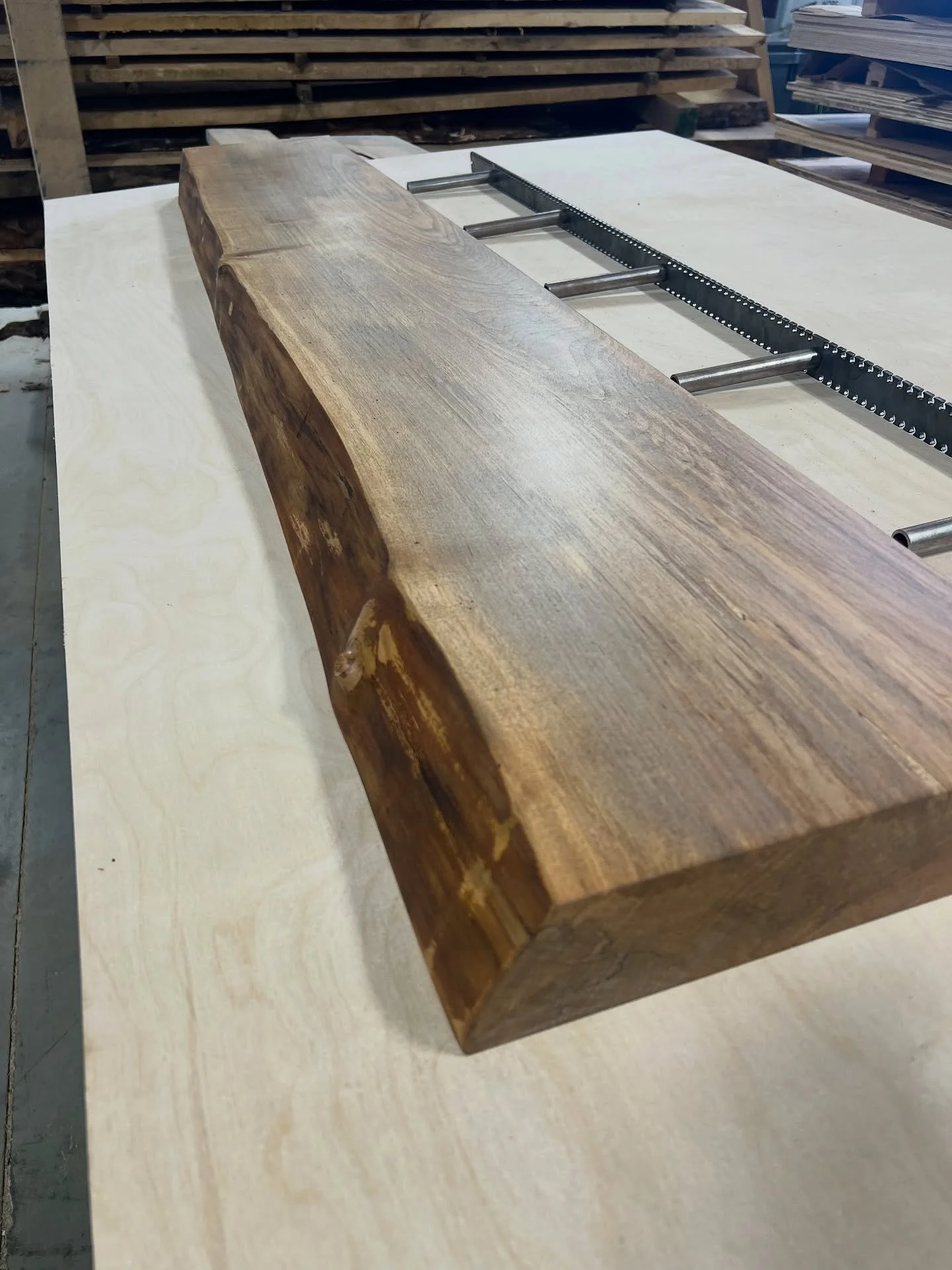 We just finished up this stunning character maple mantle! 🤩

We also make sure the customer has exactly what they need for installation, and in this case it was a custom bracket so the mantle can hang as a floating centerpiece! No visible supports t