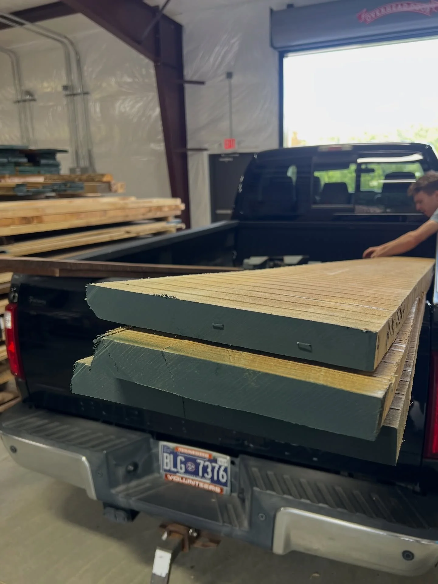 Another happy customer out the door with some awesome WIDE Hard Maple and WIDE Walnut! 👏

This lumber is going to be used to create cabinets and butting boards! 

#LivingKnotLumber #KilnDried #Lumber #Hardwood #HardwoodLumber #LumberYard #HardwoodLu