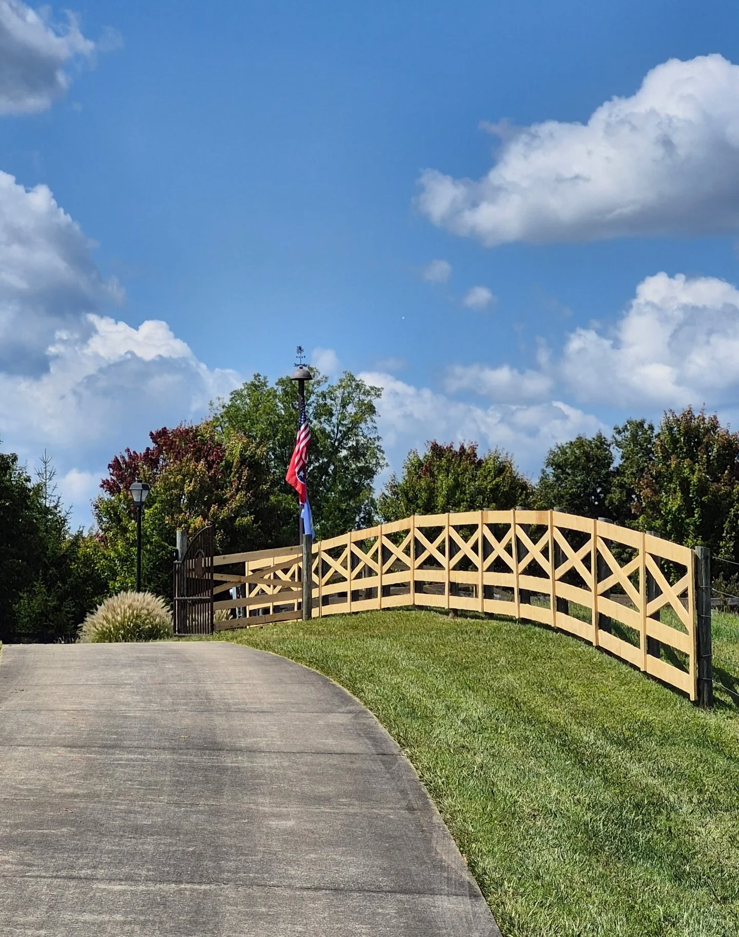 A beautiful and unique fence built using Living Knot Lumber 1x6 Hemlock fencing! We love seeing our lumber turned into something this stunning 🤩 

Huge shoutout to Superior Outdoor Solutions for the awesome craftsmanship, what a job well done! 

#Li