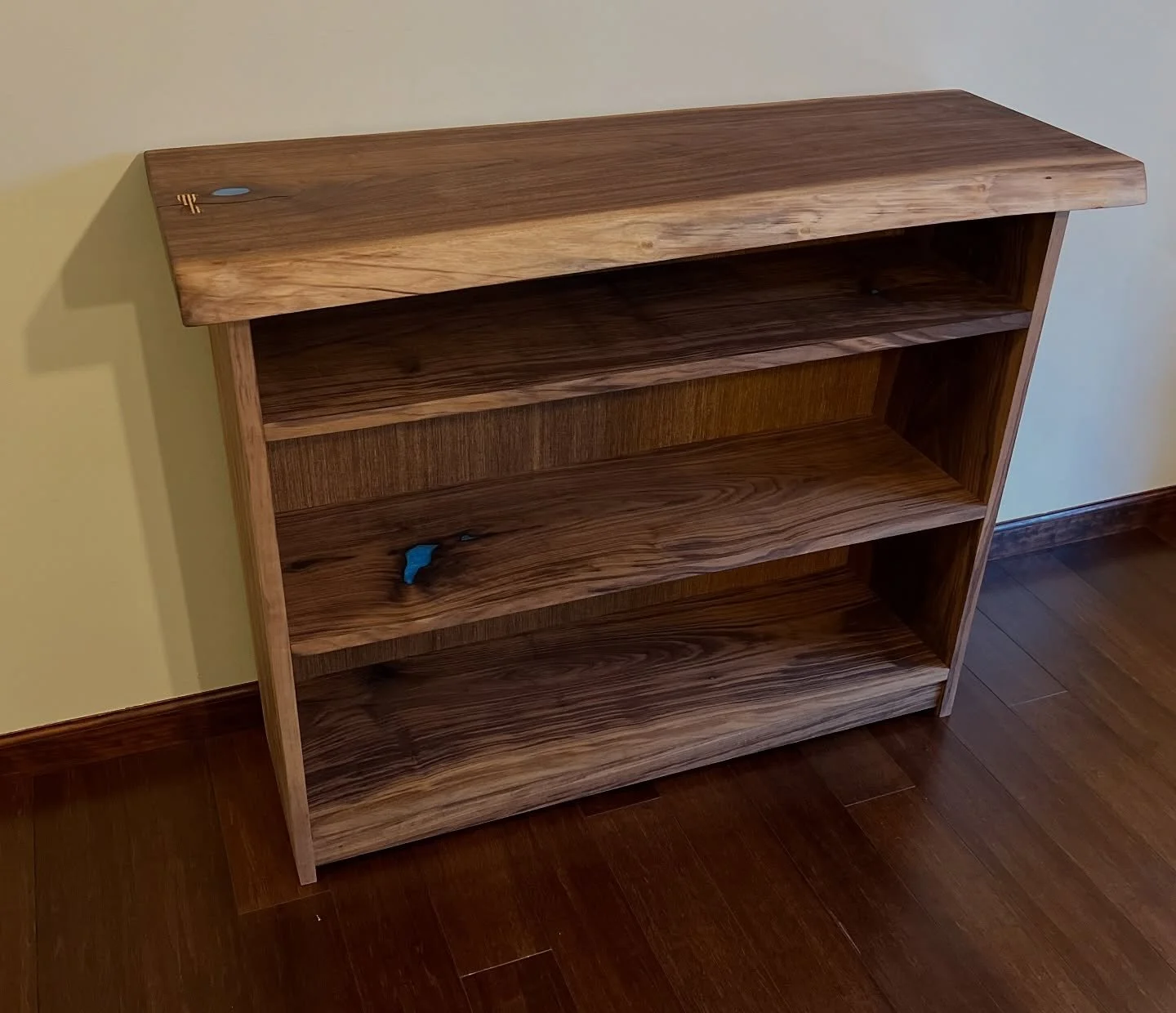 CK Designs for the win on this beautiful piece! 💪 

This gorgeous shelf was built with our walnut live edge and our dimensional walnut lumber! We love seeing our wood in action! 

#LivingKnotLumber #KilnDried #Lumber #Hardwood #HardwoodLumber #Lumbe