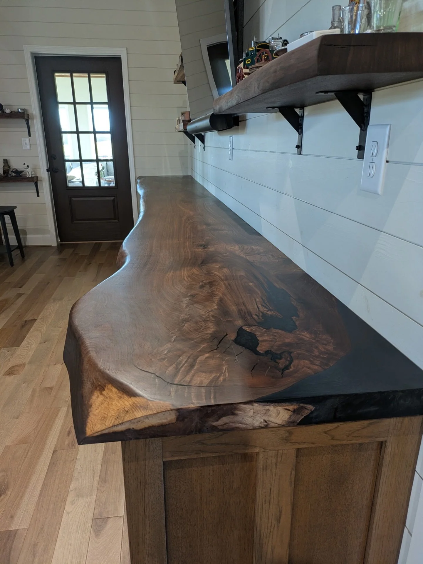 This 15 foot walnut entertainment center top might be one of our favorite pieces we&rsquo;ve ever made! With its rich grain, clean lines, smooth finish, and those subtle epoxy accents that just make it pop, it&rsquo;s an ABSOLUTE showstopper! 🤩

Wha