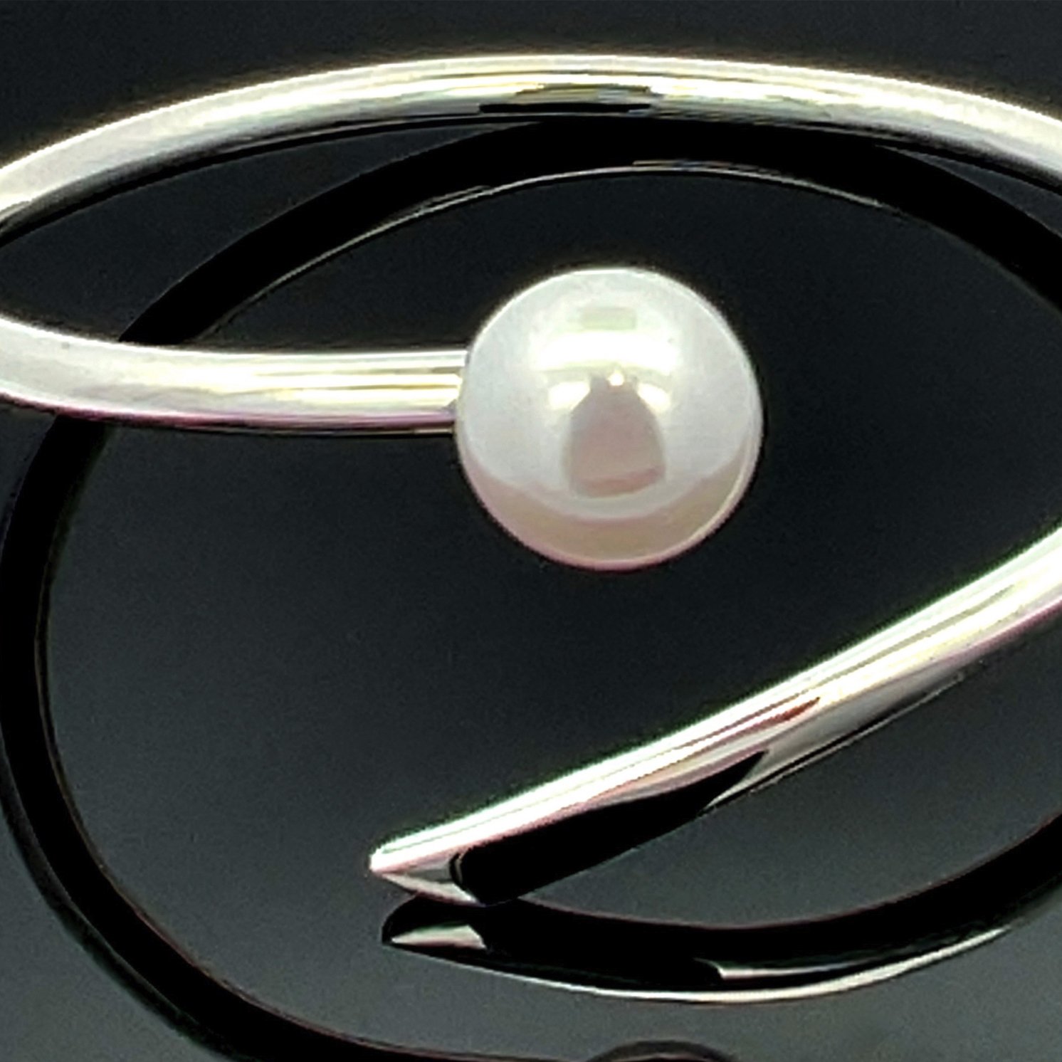 AUDREY FW BUTTON PEARL SILVER FORGED BANGLE 2.jpg
