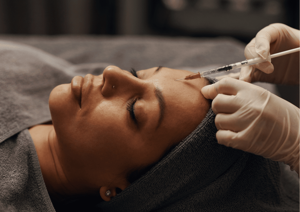 Séance d'injection d'acide hyaluronique au Centre Laser du Dr Marion Febvre à Cusset, près de Vichy