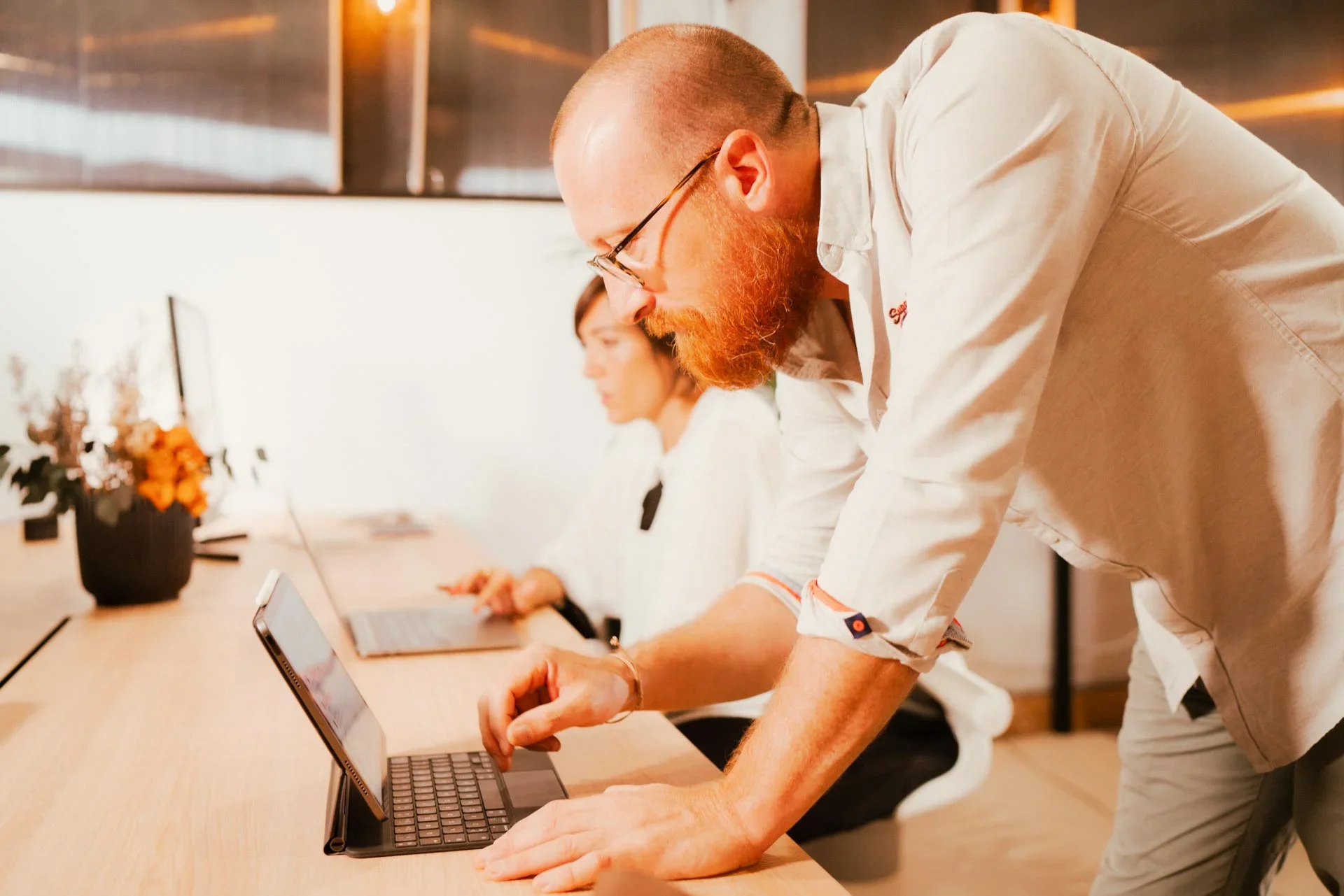 Personas trabajando en sus portatiles.webp