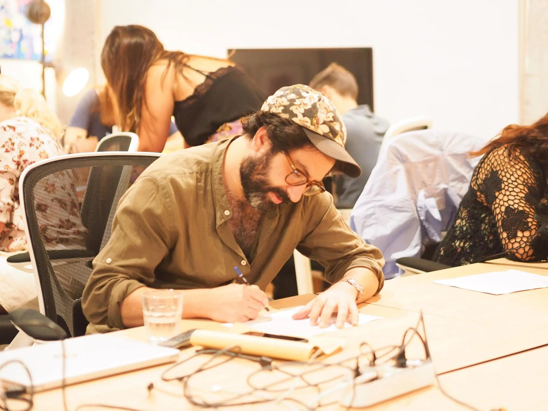 Hombre escribiendo en taller creativo.webp