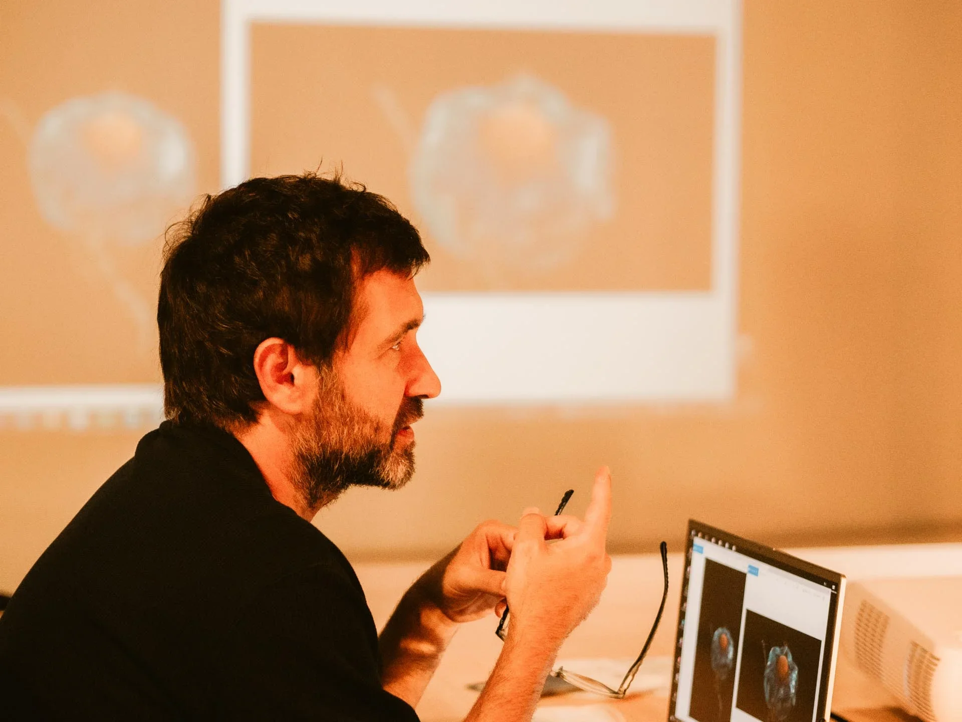 Hombre dando una presentacion.webp