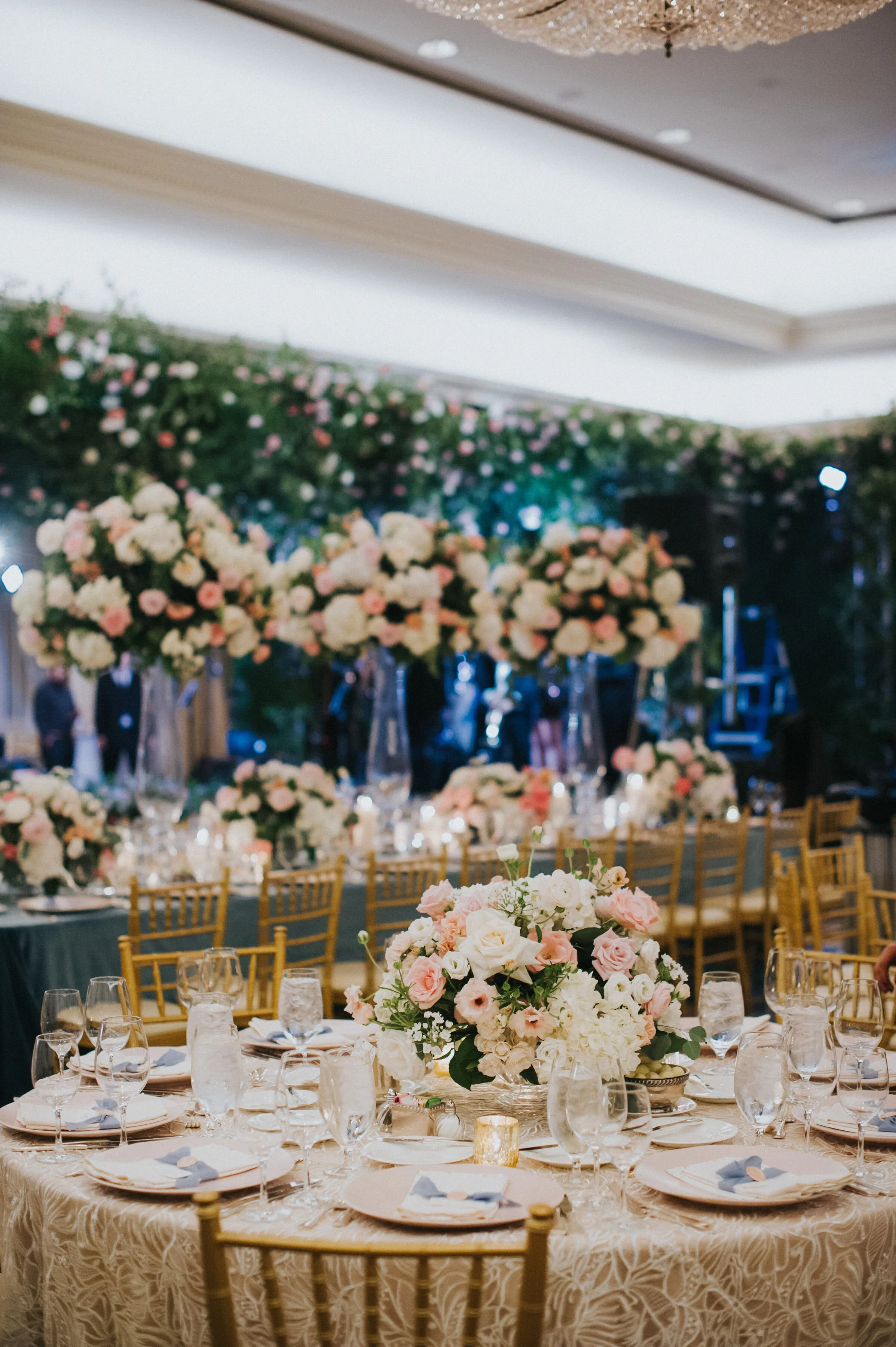 classic-wedding-reception-floral-tablescape.jpg