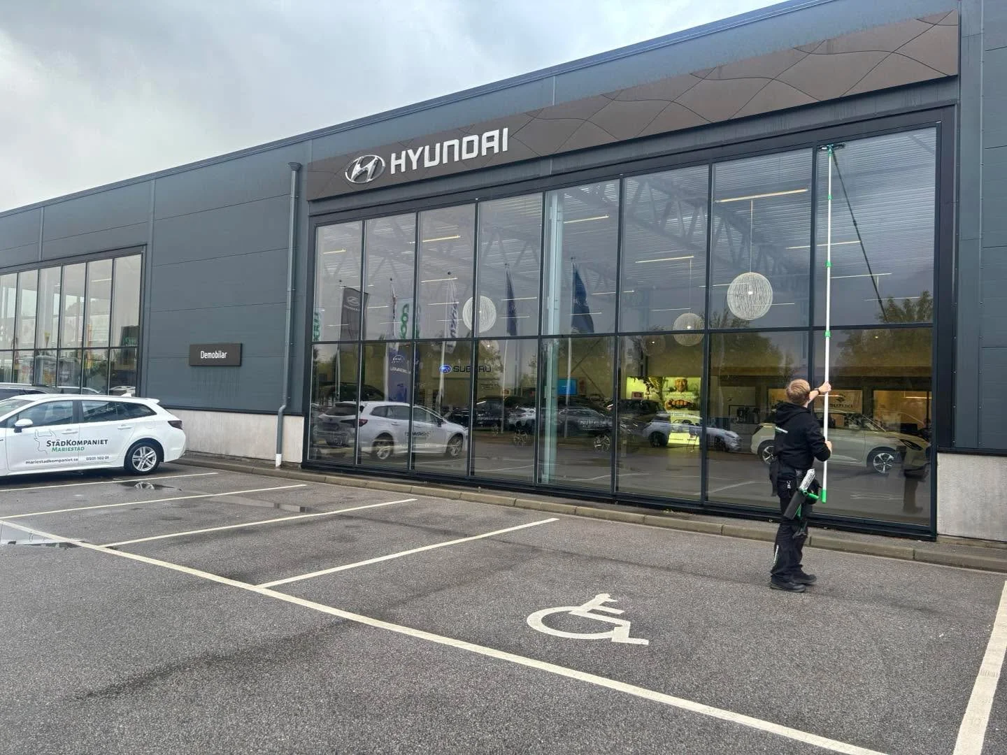 Idag trotsar vi v&auml;dret och fixar fina f&ouml;nster &aring;t Bilcentrum. 🌧️