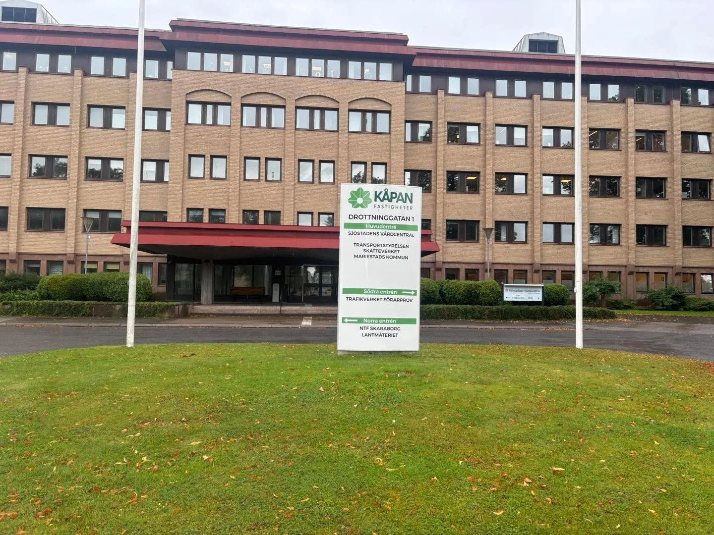 Idag har vi tagit &ouml;ver som leverant&ouml;r av st&auml;dningen i gamla Regionens hus 🌧️