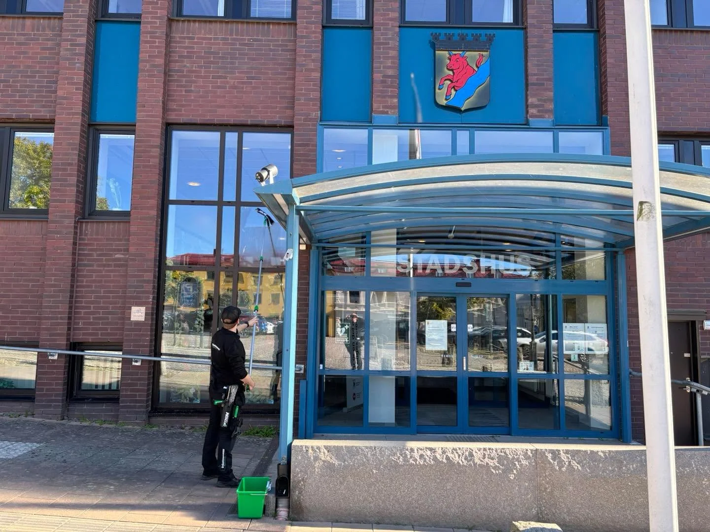 Nu &auml;r h&ouml;sten h&auml;r och vi har fixat rena f&ouml;nster i stan inf&ouml;r helgens sk&ouml;rdefest 🪟 💦 
#mariestadskommun #mariestad  #f&ouml;nsterputs