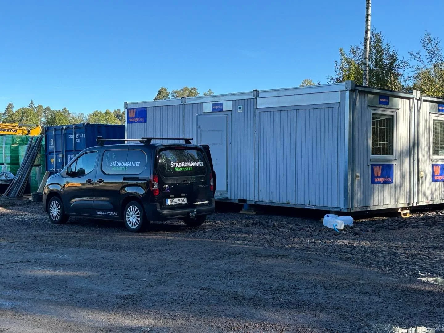 Idag st&auml;d av byggbod p&aring; Lekevi &aring;t Gr&auml;smilj&ouml; Sverige AB som l&auml;gger ny konstgr&auml;smatta. ⚽️ 
#gr&auml;smilj&ouml; #mariestad #lokalv&aring;rd #wangeskog