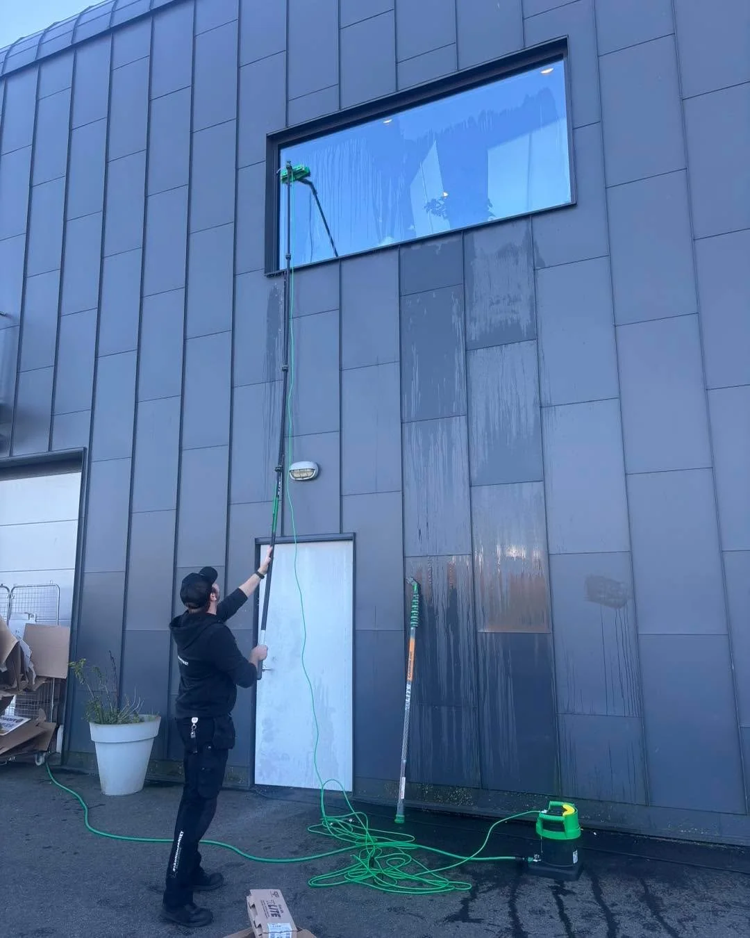 Idag har &auml;ntligen v&aring;r Unger hydropower Ultra levererats.
Nu kan vi hj&auml;lpa f&ouml;retag och privatpersoner att med ultrarent vatten tv&auml;tta f&ouml;nster, fasader, solceller och tak upp till ca 13 m utan stegar eller skylift! 😎