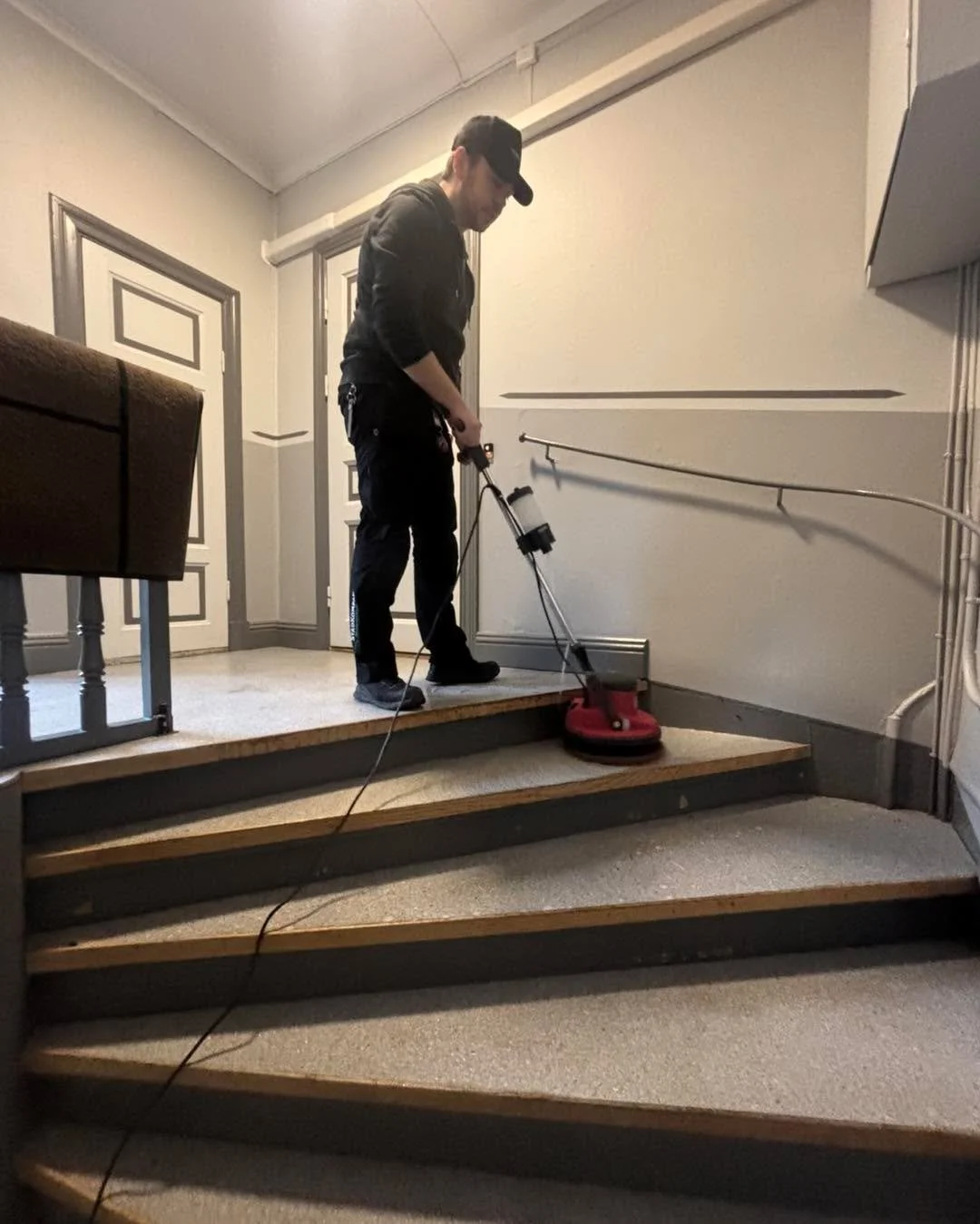 Idag har vi f&aring;tt g&ouml;ra ett riktigt roligt jobb att storst&auml;da och g&ouml;ra golvv&aring;rd i ett trapphus. 
Tack @caesarserviceab 😃👍🏻