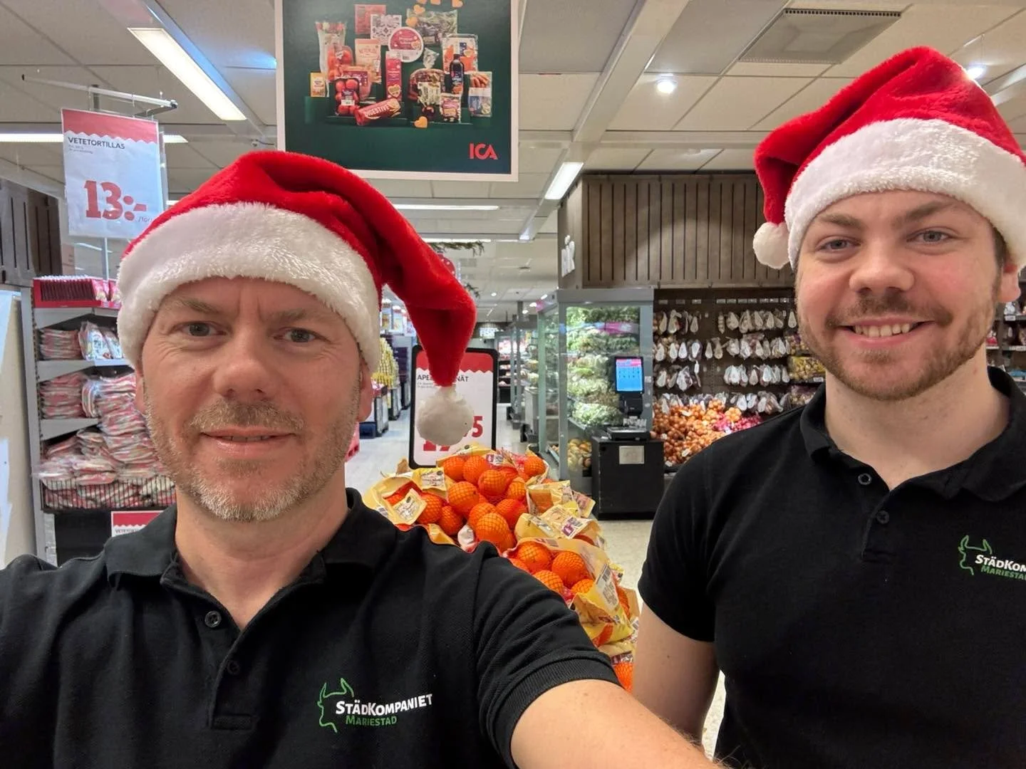 God jul och gott nytt &aring;r &ouml;nskar vi fr&aring;n St&auml;dkompaniet! 🌲 🎅🏻 
#lokalv&aring;rd #mariestad #icaoxen