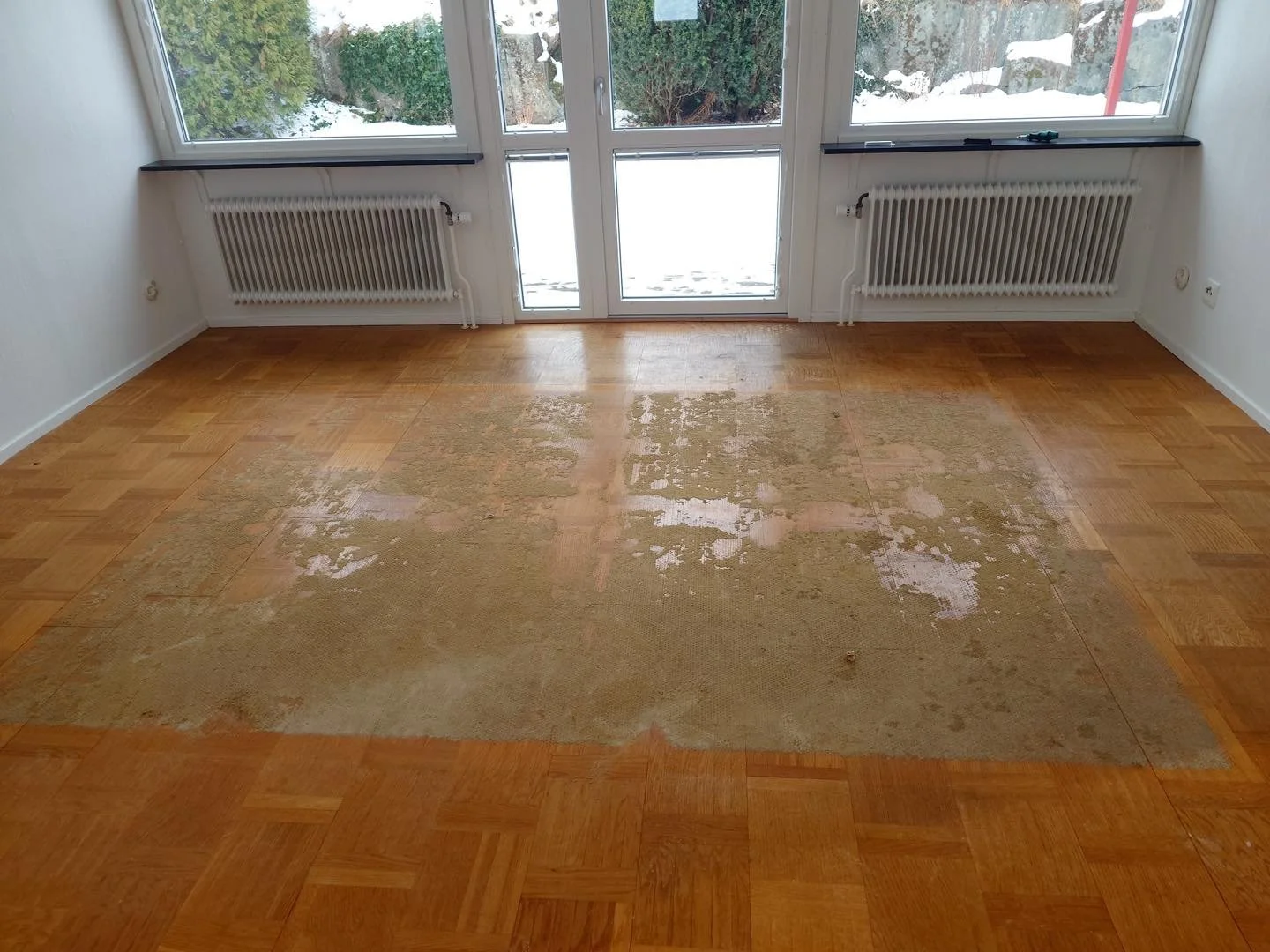 Idag har vi f&aring;tt m&ouml;jligheten att hj&auml;lpa en kund som fick en chock n&auml;r den tog bort en matta som legat i m&aring;nga, m&aring;nga &aring;r p&aring; ett vackert parkettgolv vid ett flyttst&auml;d.
Br&aring;ttom var det att f&aring;