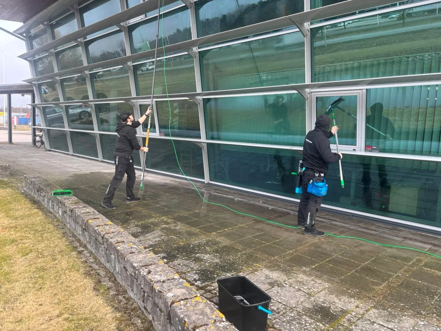 Nu n&auml;r v&auml;rmen b&ouml;rjar komma s&aring; sm&aring;tt har vi &auml;ntligen kunnat b&ouml;rja anv&auml;nda v&aring;rt Unger ultrarent vatten-system igen.
Idag &auml;r det ASB som har f&aring;tt riktigt skinande rena f&ouml;nster p&aring; sin 