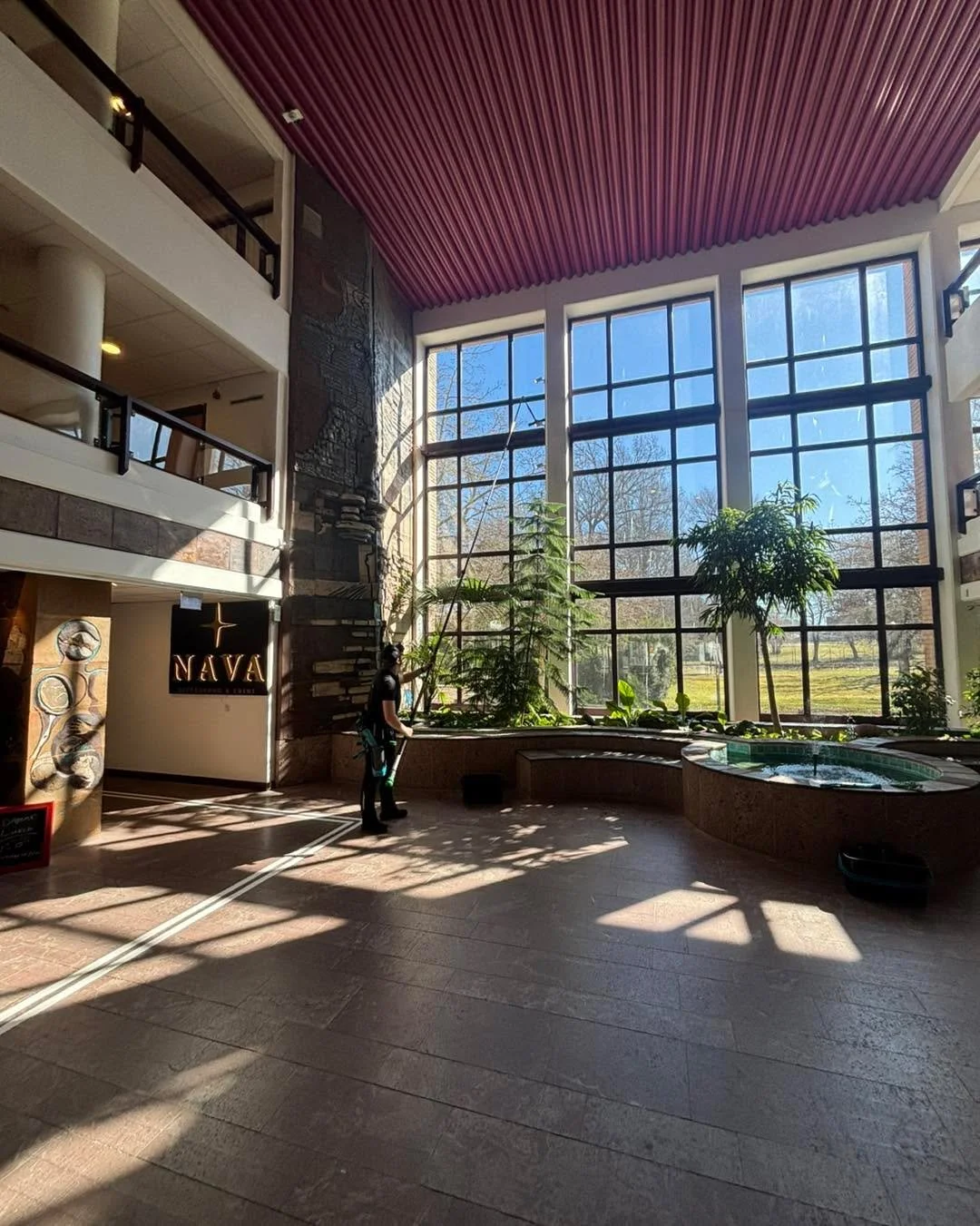 Idag har det p&aring;b&ouml;rjats att g&ouml;ra rent f&ouml;nstren i v&auml;nthallen utanf&ouml;r Sj&ouml;stadens v&aring;rdcentral i gamla Regionens hus.
Ca 12 m upp l&ouml;ser Daniel det utan b&aring;de lift eller stege 👏🏻 
#St&auml;dkompaniet #m