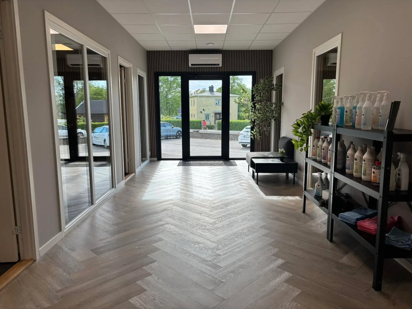 Nu &auml;r f&ouml;rsta etappen av v&aring;r utbyggnad klar och det fattas bara lite inredning och m&ouml;bler innan vi k&auml;nner oss n&ouml;jda.
V&auml;lkomna att titta in till oss p&aring; Leksbergsv&auml;gen 108! 😃