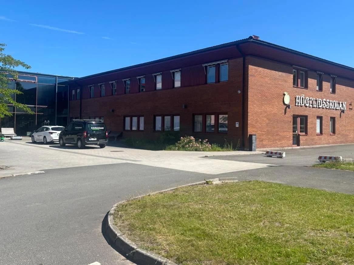 Sommar och semester&hellip;f&ouml;r vissa, men vi k&auml;mpar p&aring; med b&aring;de det ena och andra!
Vi har fullt upp med hemst&auml;d, &ouml;ppna f&ouml;retag, trappst&auml;d, butiker och denna veckan har vi hunnit 2 rej&auml;la f&ouml;nsterputs