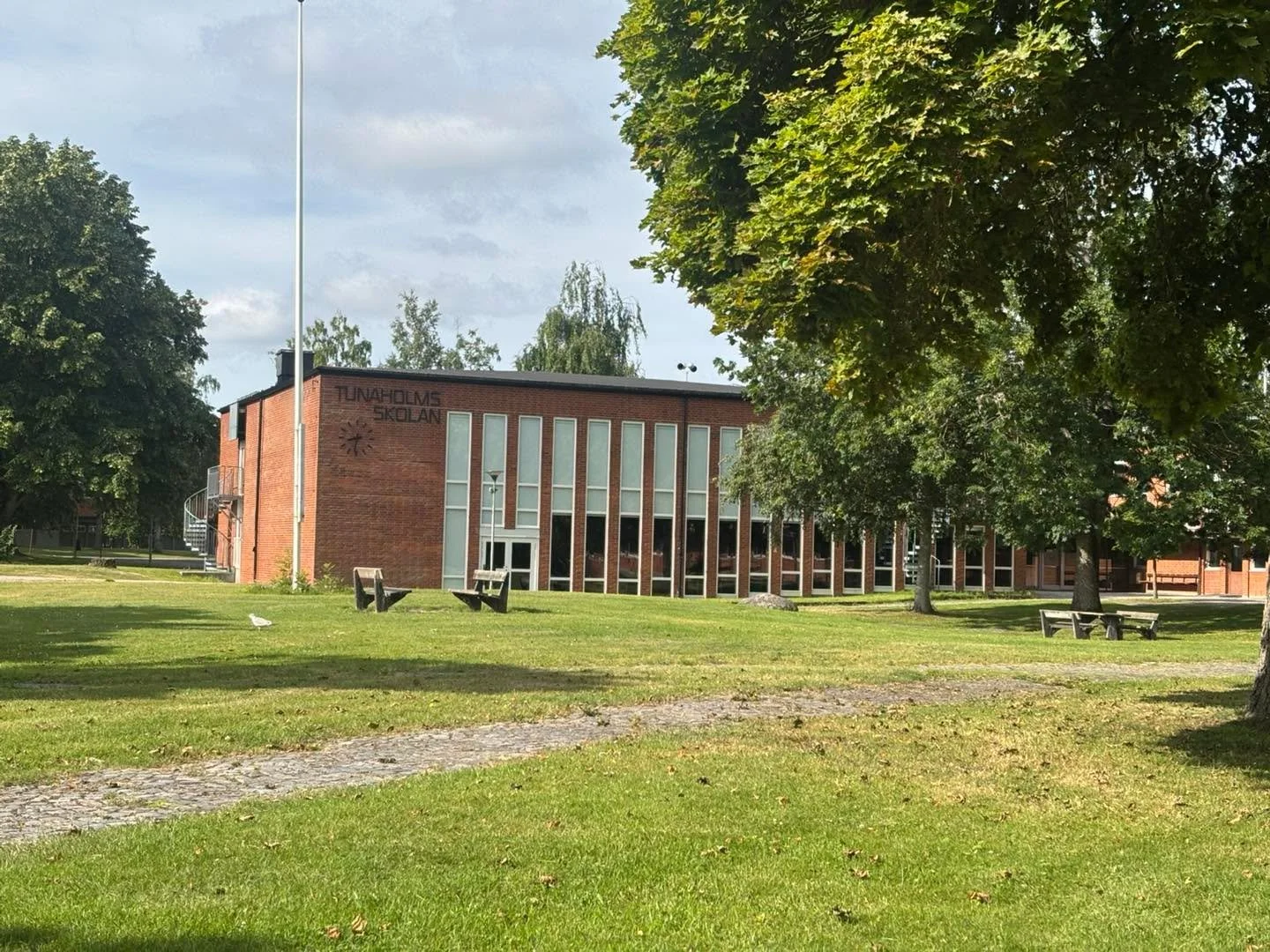 &Auml;nnu en vecka avklarad d&auml;r vi avslutat f&ouml;nsterputs p&aring; hela Tunaholmskolan, p&aring;b&ouml;rjat f&ouml;nsterputs p&aring; hela Vadsboskolan, gjort lite golvv&aring;rd &aring;t Mariehus i ett par l&auml;genheter och &auml;ven ett f