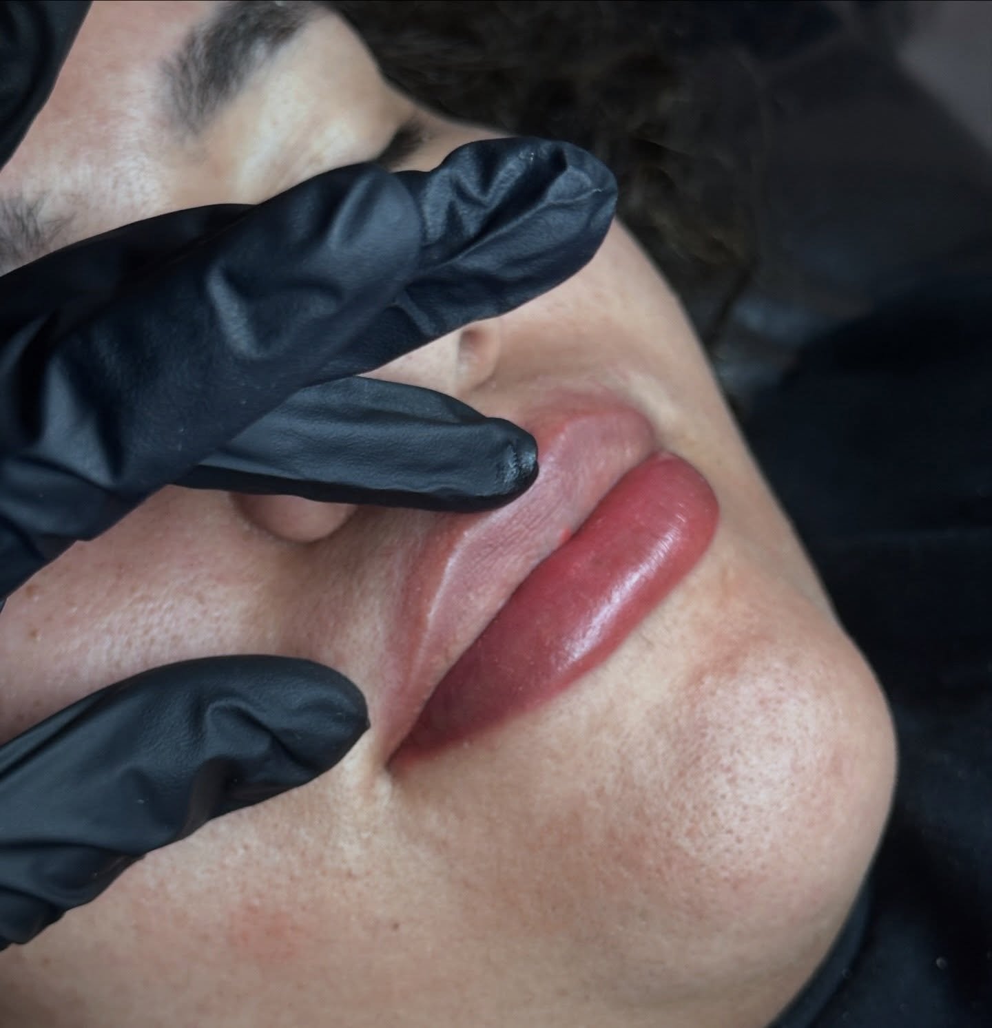 Lip blush in action 💋 

(The difference between the top (not tattooed yet) and bottom lip (tattooed) is chefs kiss 😚) 

Free 6 week touch up with every first time booking 💕

Use the link in my bio to book now 🔗 

#lipblush #sandiego #liptattooing