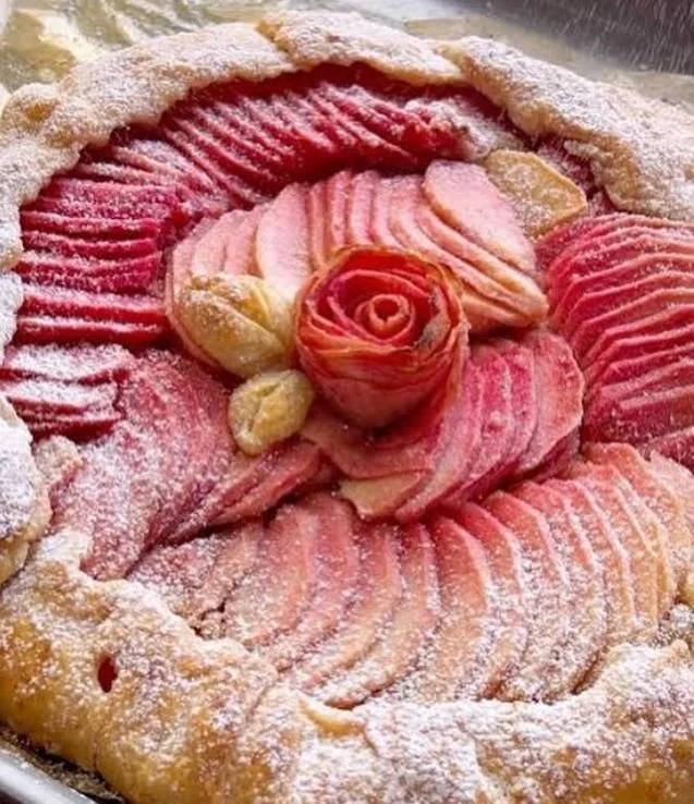 @mtvieworchards Mountain Rose Apple open-faced pie time! Beautiful! 

Pick your own apples, and find the pumpkin patch, this weekend. 6670 Trout Creek Ridge Rd, Mt Hood, OR.

 #pickyourown #mountainroseapples #hoodrivereats #hoodriverfruitloop #colum