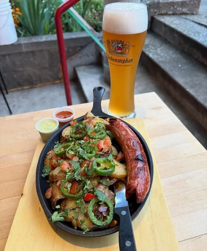 @crushcidercafe This weekend's special: Germexican style R&ouml;sti with a brat. Dressed up with fresh Jalapeno and salsa for those who like some spice. Excellent with an Oktoberfest beer or any of their ciders.

#OktoberfestVibes #bratwurst #monarca