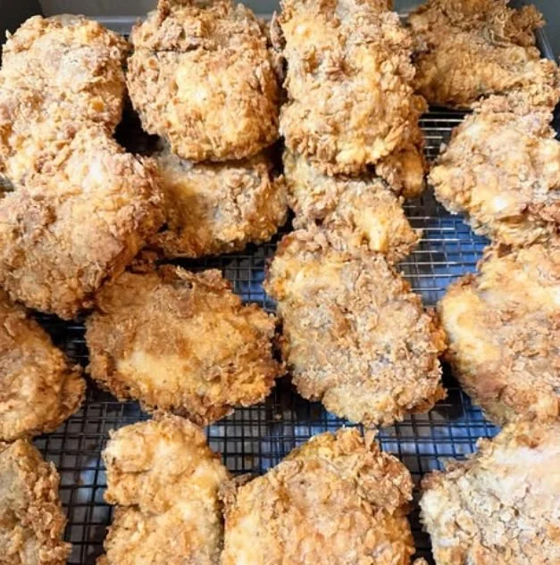 @solsticepizza  Monday vibes at Solstice today feature... #friedchickensandwich 

Lunch anyone?