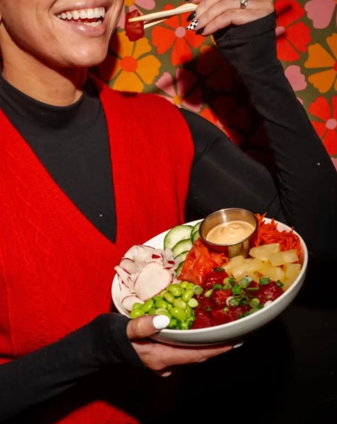 @loveandhominy One of the shop favorites - the Pok&eacute; Bowl!

Hawaiian Style Ahi Tuna served with pineapple, edamame, radish, cucumber, carrot, ginger, &amp; wasabi over steamed rice. House-made sriracha aioli to tie the whole thing together 🥢❤️