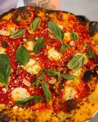 We made it to @workinghandsbeer last Wednesday for Pizza Night! They had plenty of sourdough pies to choose from, but we landed on the Spicy Margarita and paired it with a citrus salad. So good!

They&rsquo;ve got two more Pizza Nights before the hol