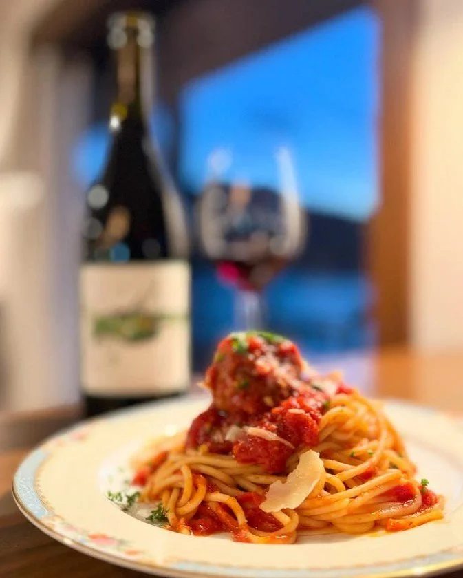 Thursday Tidbits Holiday deals, new specials, winter menus, and plenty of cozy reasons to eat + sip your way around the Gorge this week:

🎁 Gift Card Deals
&bull; Baseline Biscuits + @applevalleybbq + @mthoodcreamery: 25% off shirts, hats, mugs + gi