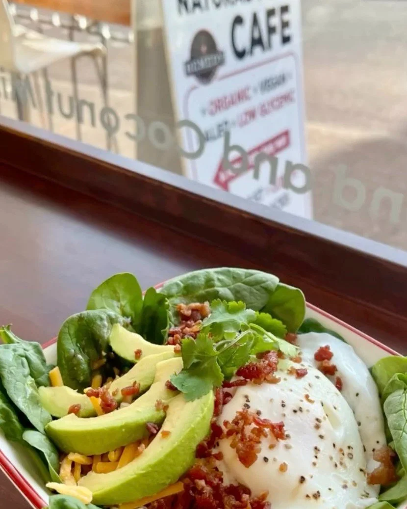 Come by @remedy.cafe in downtown Hood River for their delicious, satisfying, and nourishing Remedy Egg Bowl, plus warm and cozy drinks.
#eggbowl #chaitealatt&eacute; #hotchocolate #remedyjuicecafehoodriver #hoodriveroregon #columbiarivergorge #hoodri