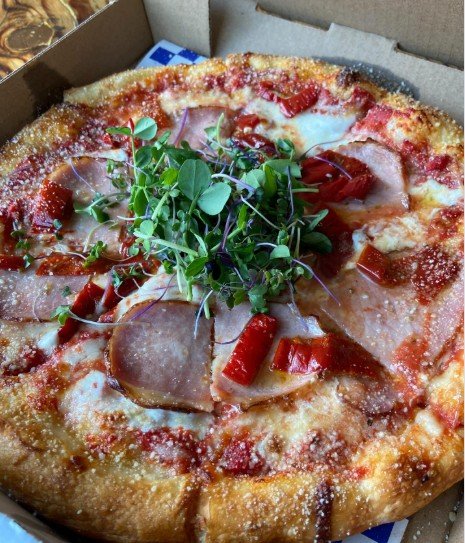 Mangia Monday is happening now at @henniskitchenandbar in White Salmon!
Come as you are, sit close, and eat pizza and pasta together...

Mondays are for neighbors, familiar faces, and supporting the places that feed your community. It&rsquo;s pizza n