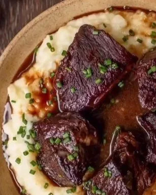 From @oregongrowers:
Black Cherry &amp; Red Wine Braised Beef with creamy mashed potatoes - made with @oregongrowers  Black Cherry Jam.💥🔥💪🤤 
Comfort food never tasted so good!
Find this recipe on oregongrowers.com by following the link in their B