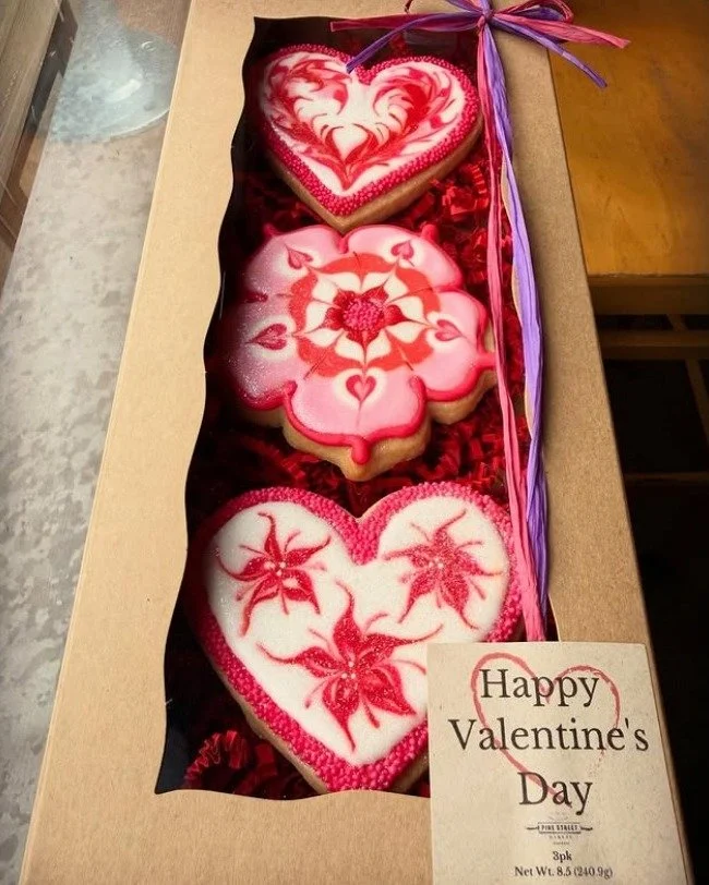 This week's Tidbits focuses on 💕 Valentine&rsquo;s specials + February sips around the Gorge:

🍳 @baselinebiscuits &mdash; Crab &amp; Shrimp Omelet, Caramel Apple French Toast + mimosas (7 am &ndash;2 pm)

🍷 @tierradeloboswinery &mdash; &ldquo;Tas