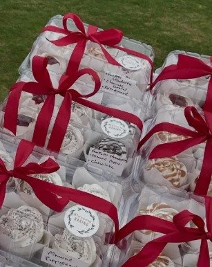 Beautiful Assorted Cupcake Packs by @blossom.baking. Need a last-minute treat for your Valentine? Or just because&hearts;️, call or text 541-490-6868. Delivery available in Hood River and Odell through Sunday.

Happy Valentine's Day!

#valentinecupca