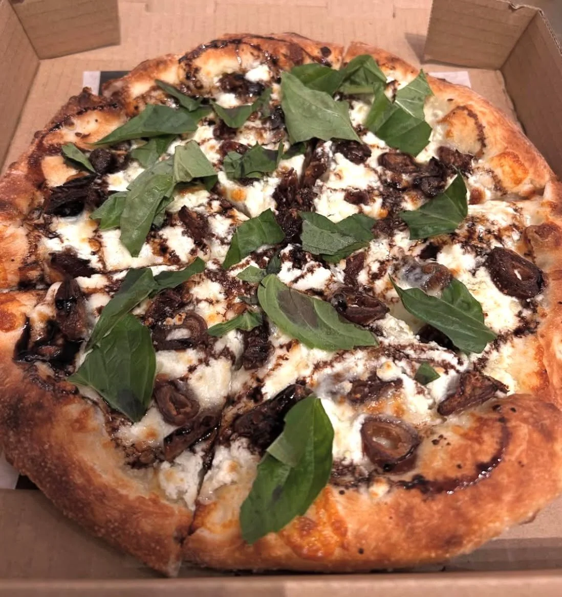 New Community Pie @pizzaleona! A favorite of Pizza Chef Eula- this pizza is oil-based and topped with dates, goat cheese, balsamic syrup, and fresh basil! 

Find them on Jewett Street in downtown White Salmon. Open 7 days a week from 3pm to 8pm for t