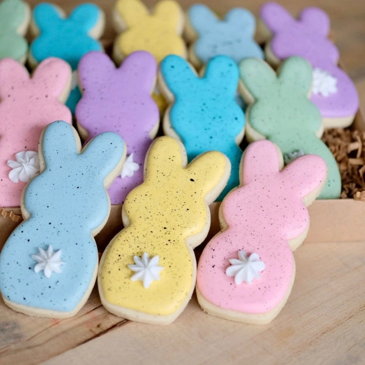 This week's Thursday's Tidbits starts with Tulips, tastings, Easter treats, and new spring menus. 
🌷 Tulip Festival starts today at @packerorchards (Hood River) + Easter egg hunts this weekend. Did you buy a pie for Easter? Pie pick up is this Frida