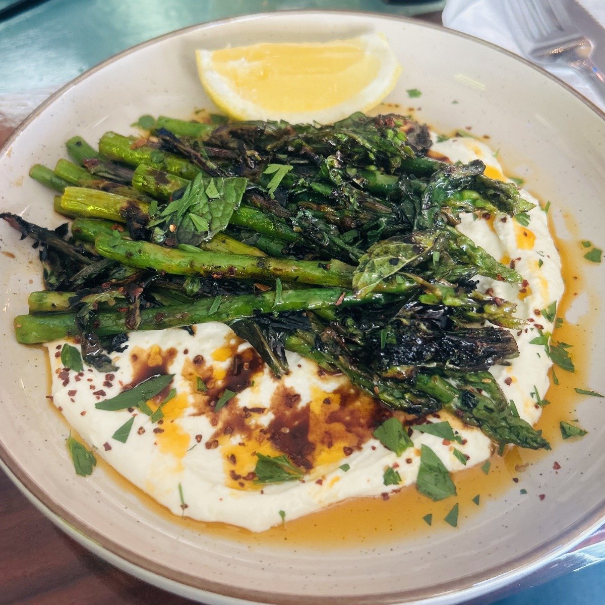 Stopped into @workinghandsbeer (Hood River Heights) last week for a beer with friends, and found a standout small plate on the menu.

The Pine Shade Farms Raab&mdash;fire-roasted kale raab over asparagus, whipped feta, black garlic molasses, and Alep
