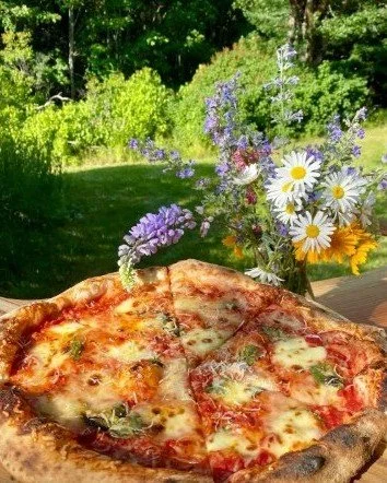 🌿 Thursday Tidbits is here, and spring is bringing plenty to the Gorge.

🍕 @stovepipe.sourdough.pizza returns to @corcellars April 25&ndash;26 (12&ndash;5 pm) for Spring Wine Club Weekend. Pizza, wine, and wildflowers? Yes please. (Lyle) Pics 1-2.
