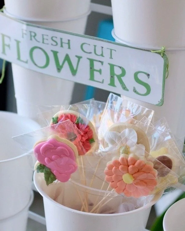 Find the perfect Mother&rsquo;s Day bouquet + gifts @daniskitchenshop featuring the Cookie Flower Bar! 

Only available at the pop-up happening today, Friday, May 8, 10am&ndash;2pm. 
1545 Osprey Drive, Hood River, OR. 
No pre-order needed, just come 