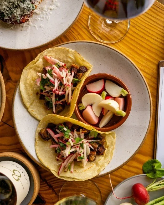 This week&rsquo;s Thursday Tidbits is full of comfort food, spring produce, standout pastries, fresh juices and smoothies, patio wines, and a few dessert pairings you may need immediately. 🍓🍊🍺 

&bull; @applevalleybbq&rsquo;s Thursday pasta specia