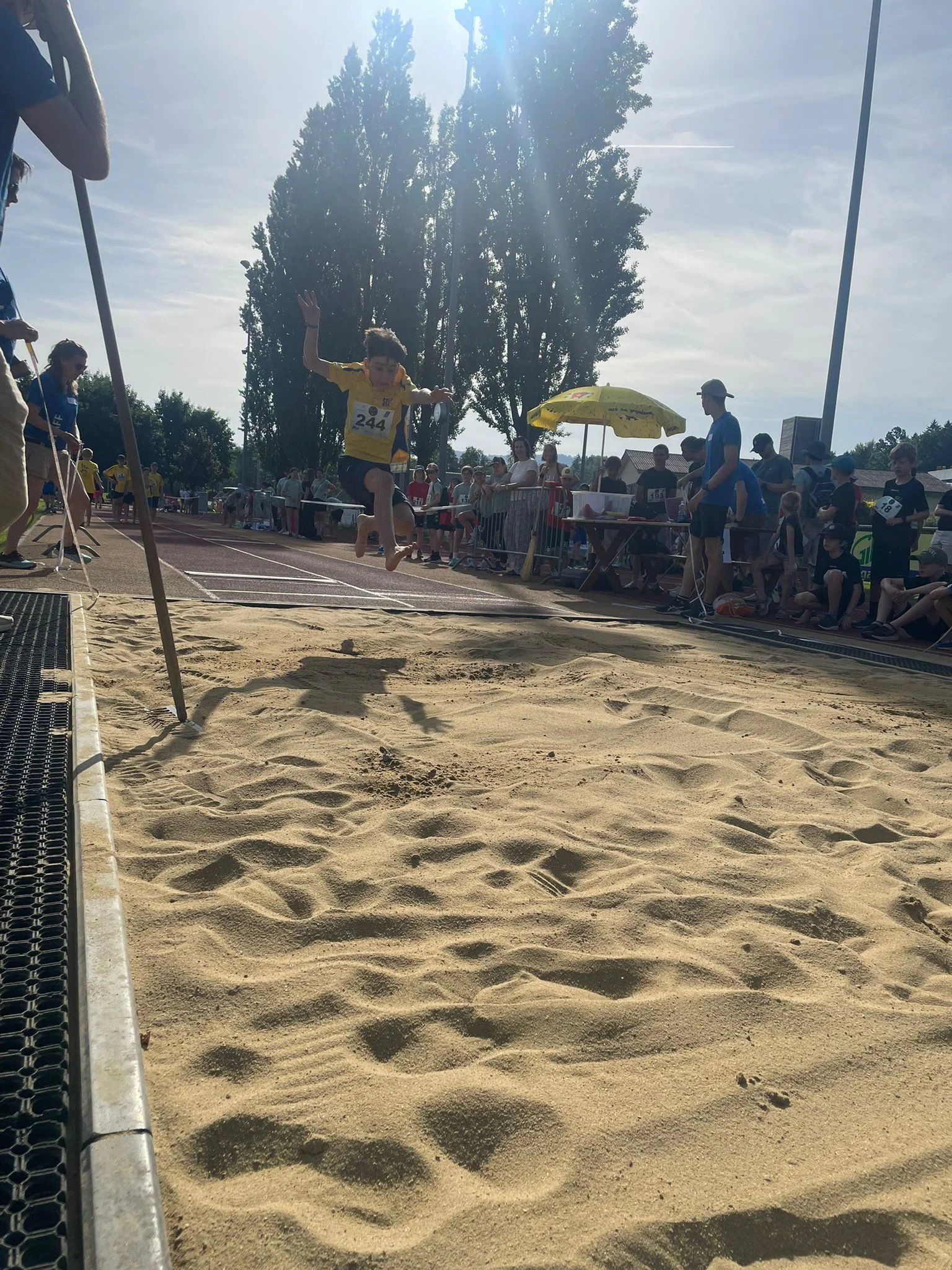 ...noch dem Sprung bau ich hie en schöni Sandburg.....