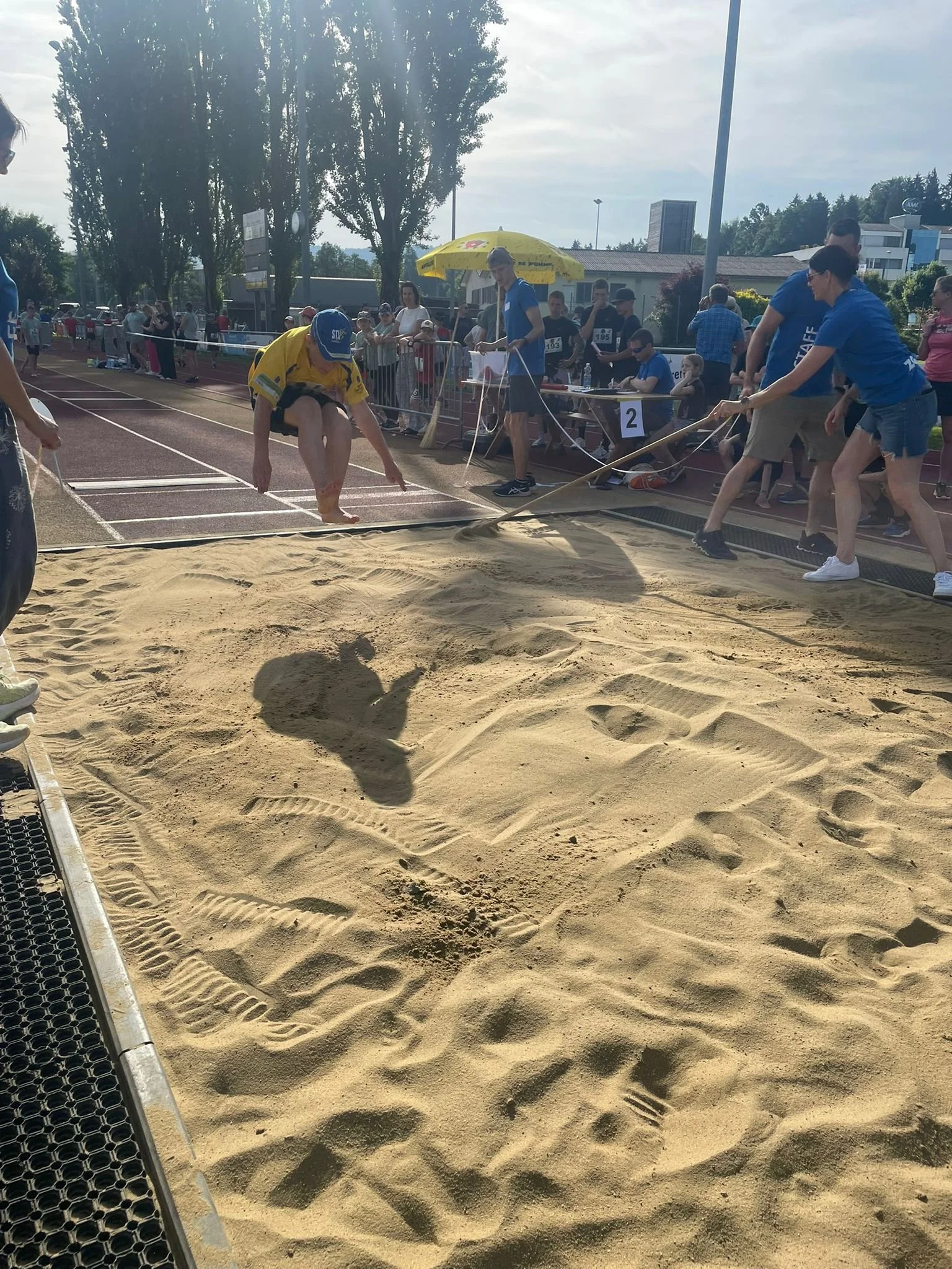 ...ups...ich glaube de Sandchaschte isch chli churz für üs.....
