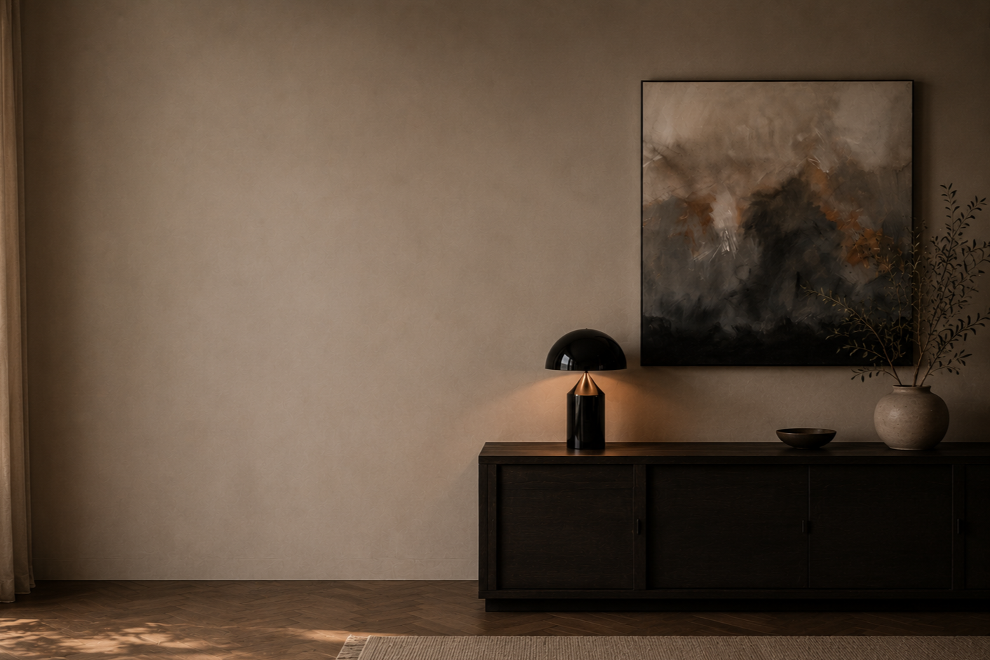 en mörk träskänk med en svart lampa och ett stort abstrakt konstverk på väggen, samt en vit vas med grön växt