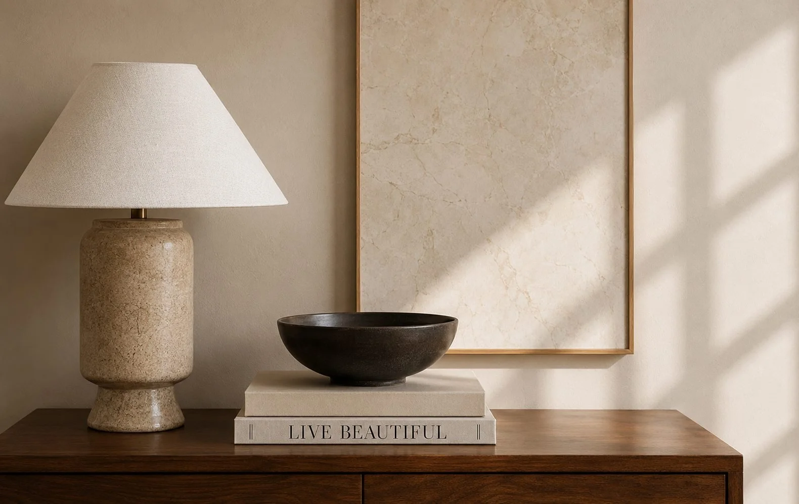 Stylat hallbord med bordslampa, naturmaterial och skandinavisk inredning från Hemisfär