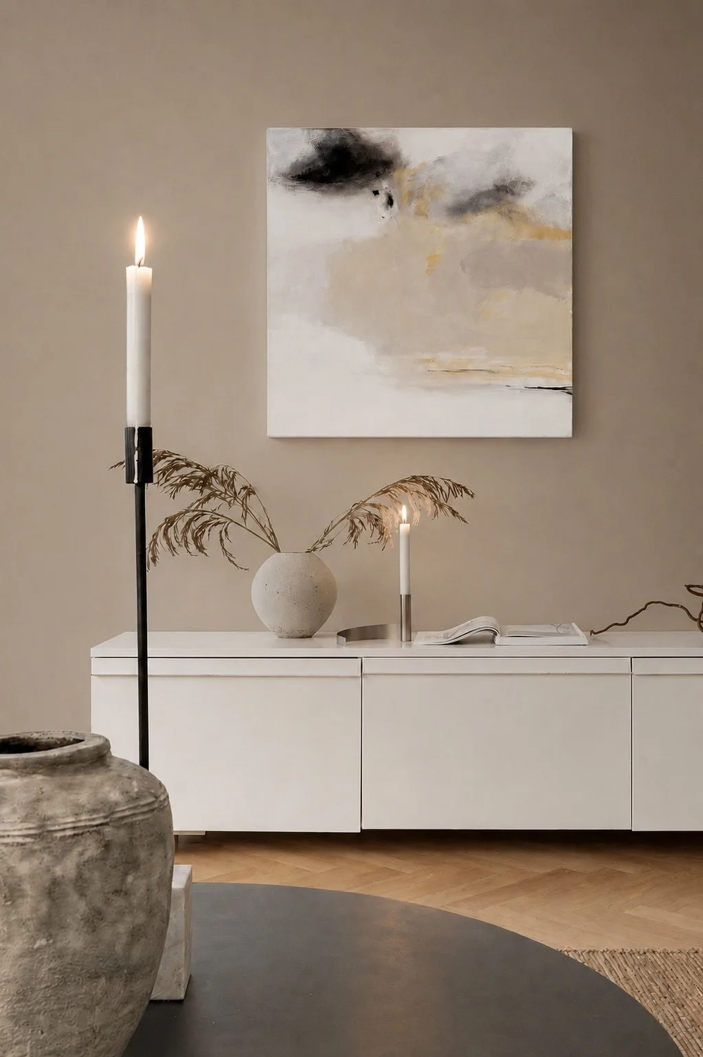 Skandinavisk inredning i Hemisfärs stil med greige vägg, abstrakt konst, vit sideboard och naturliga material