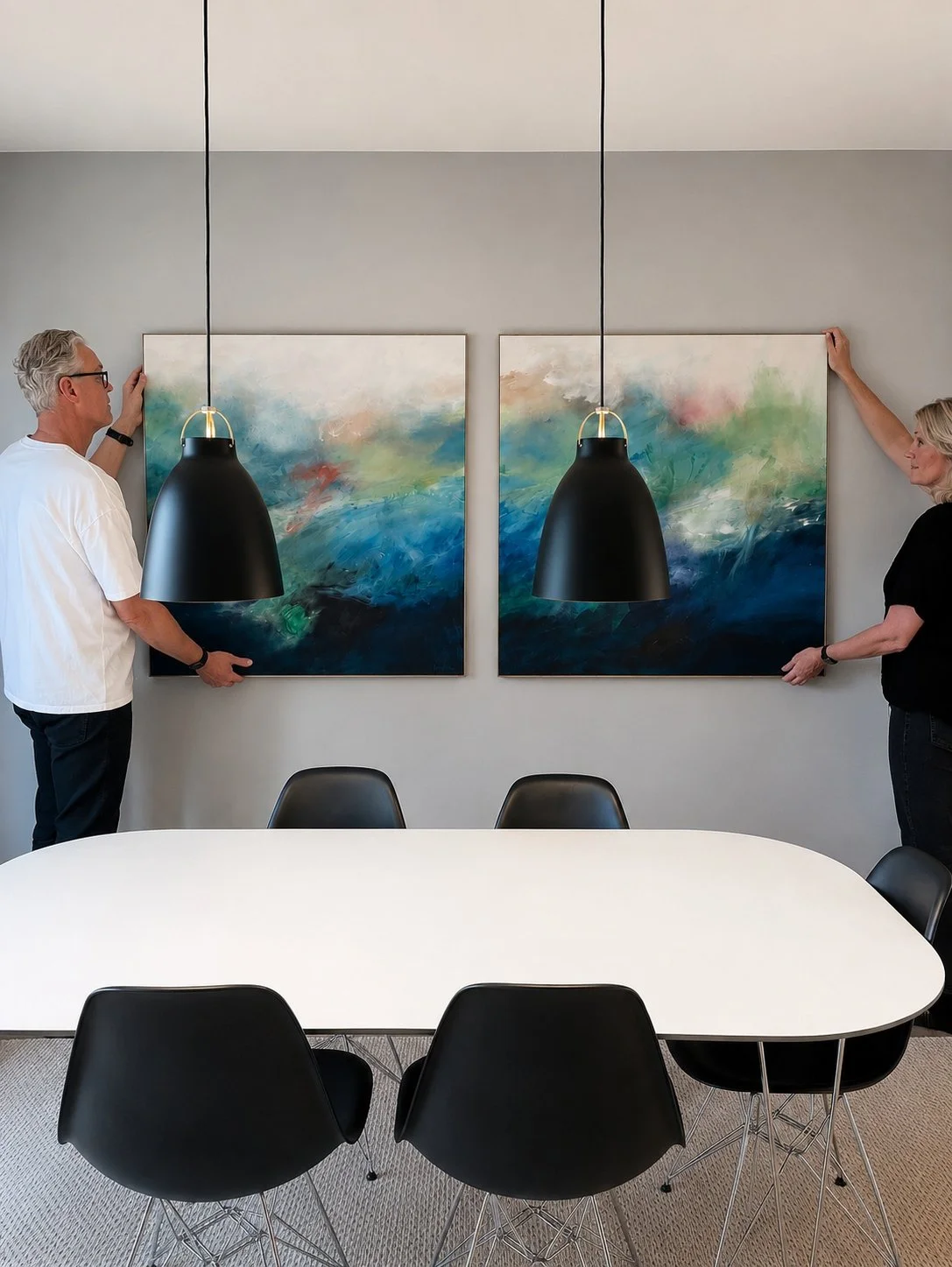 Två handmålade abstrakta målningar skapade som ett sammanhängande konstverk för ett konferensrum.