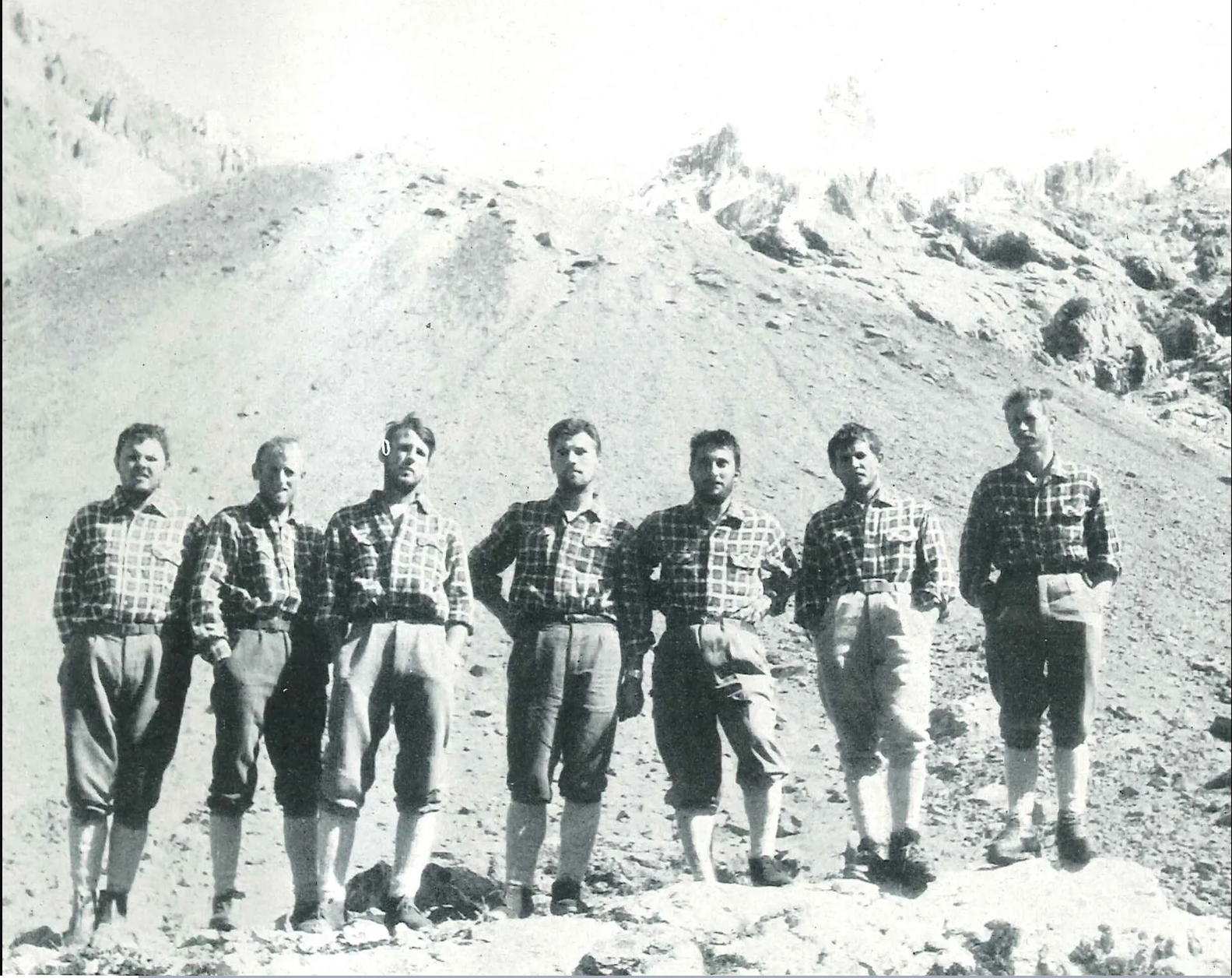 Piero Bergamelli e il gruppo del CAI di Bergamo che raggiunse la cima della Tsacra Grande (mt. 5774). Fu la prima spedizione extraeuropea del Club Alpino Italiano.